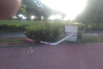 El Ayuntamiento ordena quitar la canasta del parque urbano de San Juan para evitar su caída (Foto TA)